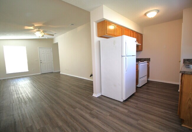 Building Photo - 3 Bedroom Home Near Blue Angel Pkwy – Spac...