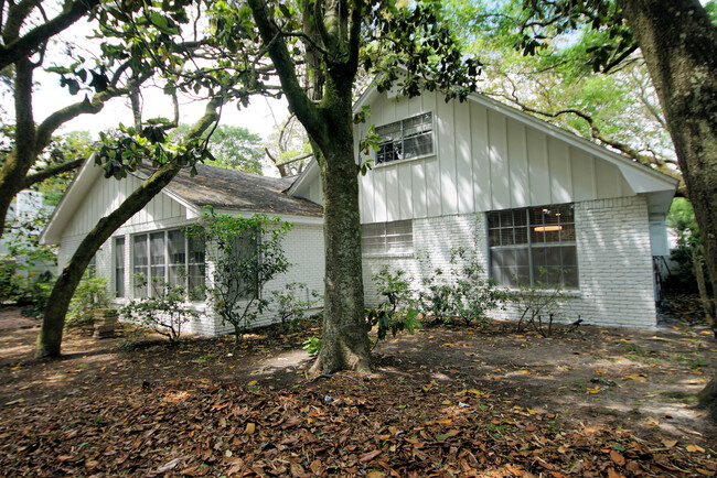 Building Photo - 596 L'Ombre Ct NE