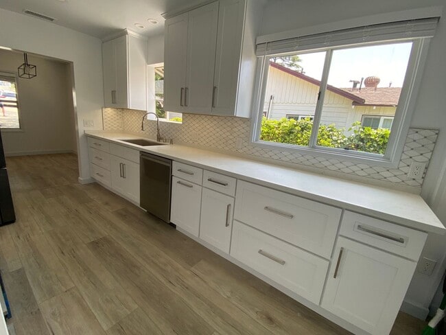 Building Photo - Freshly Renovated 3BR/2BA Pool Home – La C...