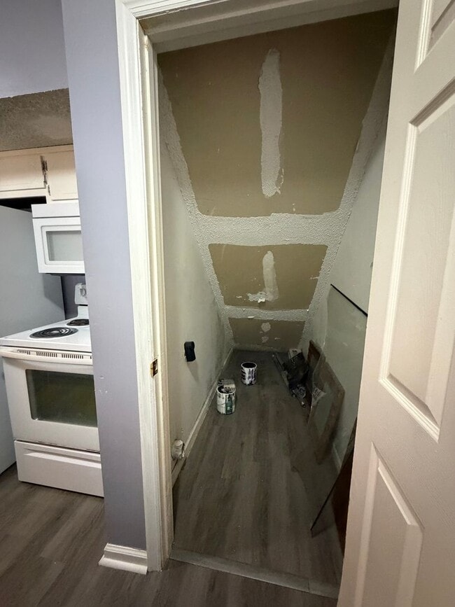 Building Photo - 3 Bd 2 Ba 1200 sq ft Townhouse