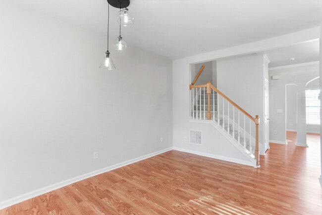 Building Photo - 1814 Dunrobin Dr SE