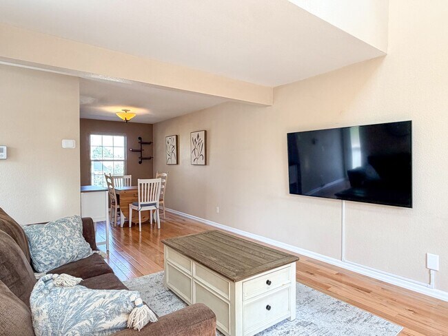 Building Photo - Open and Bright Corner Unit