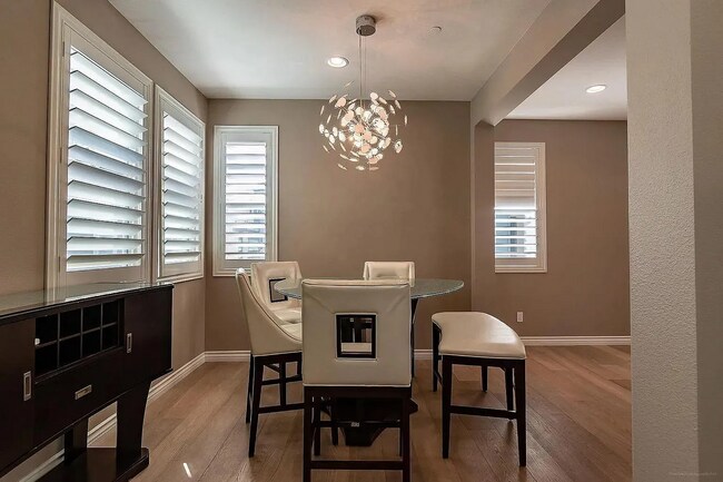 Building Photo - 225 Royal Glen