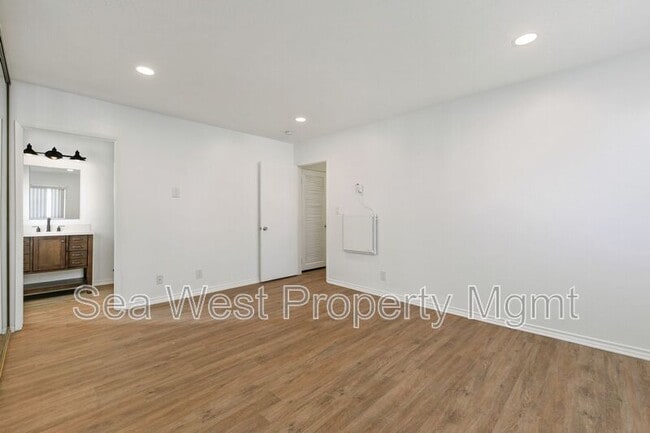 Building Photo - 2517 Navarra Dr