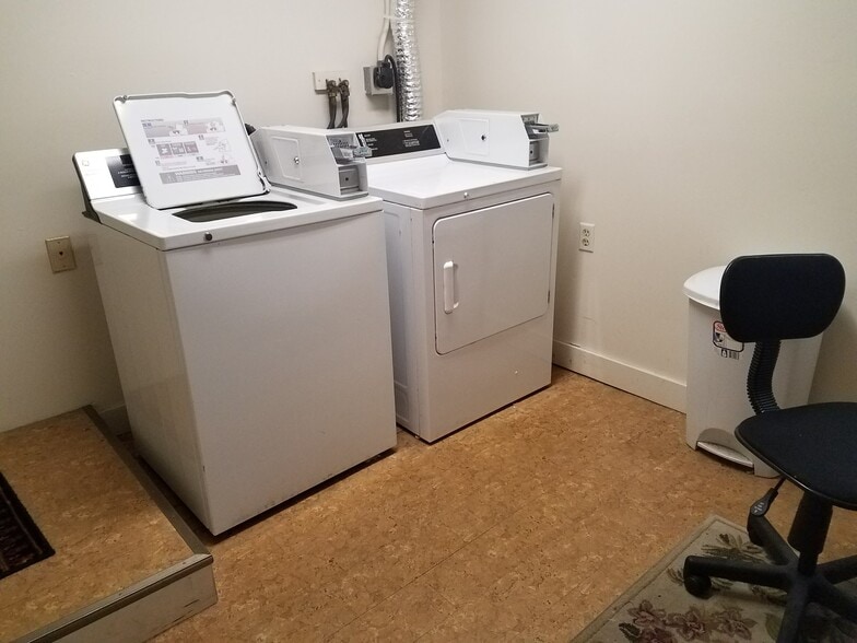 Laundry room - 1158 Forest Ave