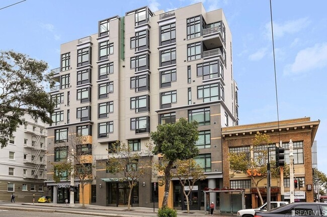 Building Photo - Spacious Centrally Located 1 bed + Den/ 1....