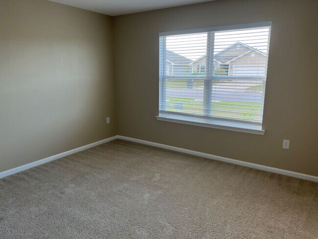 Building Photo - Spacious Modern Home in a Quiet Community!