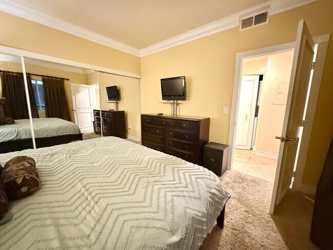 Building Photo - Meridian Luxury 1 Bed/1Bath Condo in Resort Style Community.