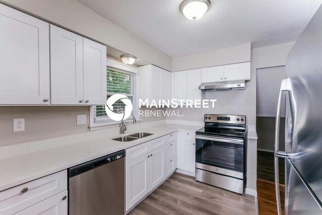 Building Photo - 3 Bedroom Pet-Friendly Home in Jeffersonville, IN with Main Street Renewal