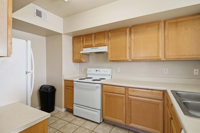 Building Photo - Spacious 2/2 unit available now for annual lease