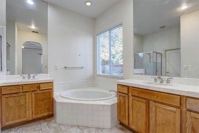 Building Photo - 807 Morningside Dr