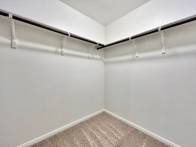 Building Photo - Move-In Ready 4-Bed, 2-Bath Home in Prime Fairhaven Location!