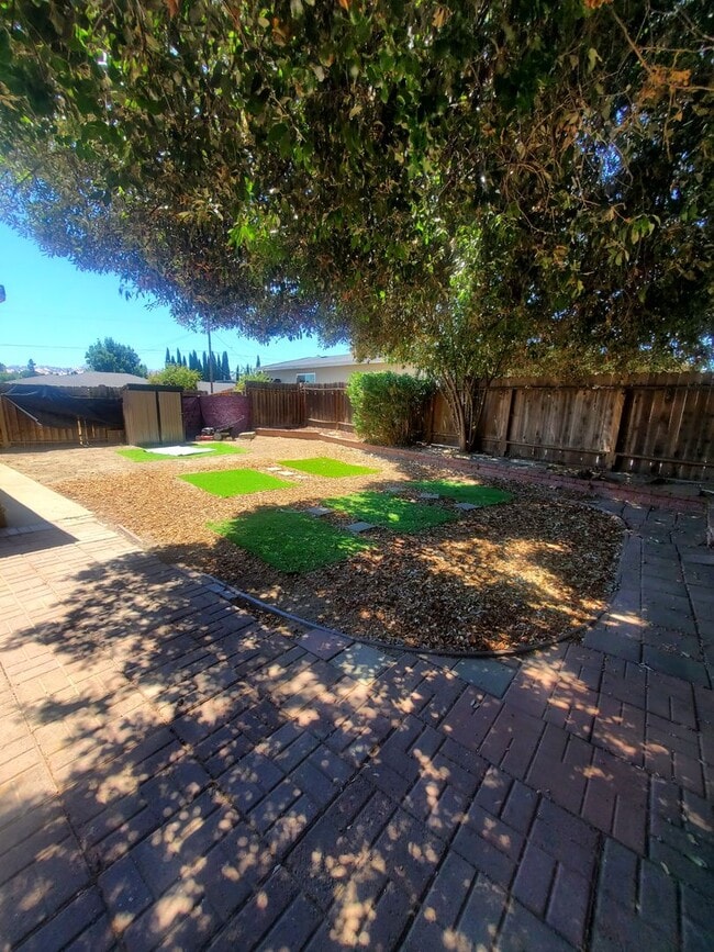 Building Photo - Single story 3/2 w/ large "extra" room & l...