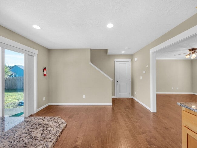 Building Photo - 330 SW Kalmia Ave