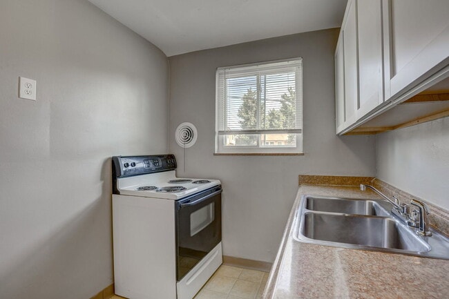 Building Photo - 7598 Boleyn Dr
