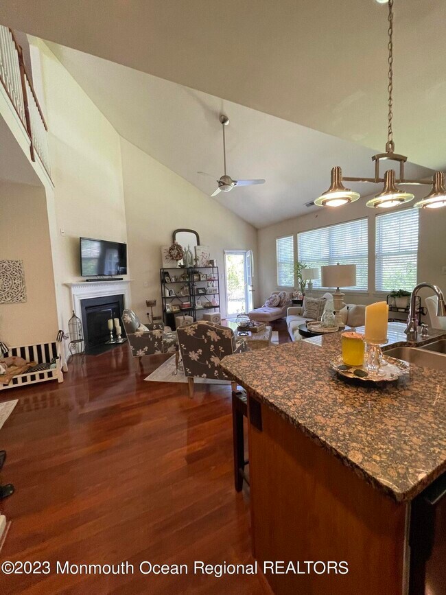 Building Photo - 535 Country Club Dr