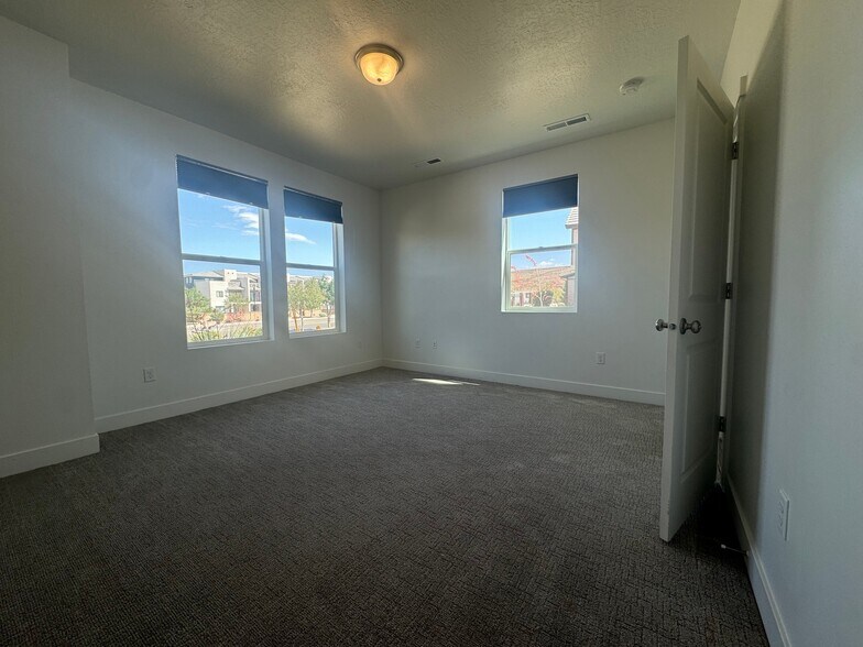 Building Photo - 662 Rosa Ln