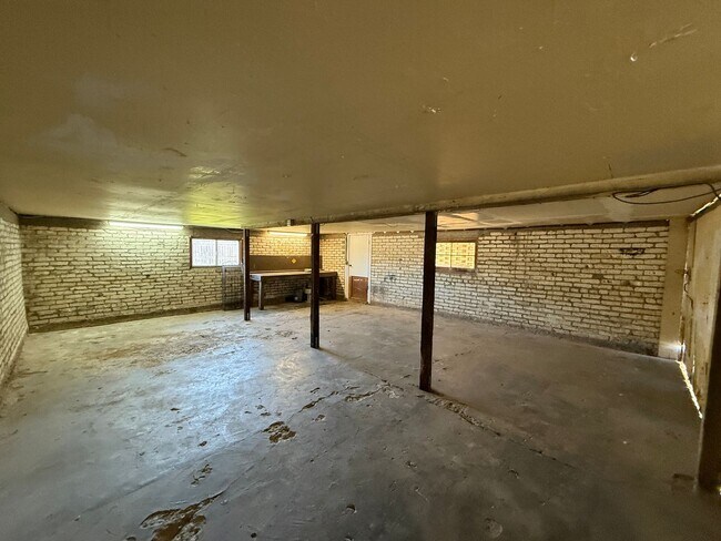 Building Photo - 217 S Gray St