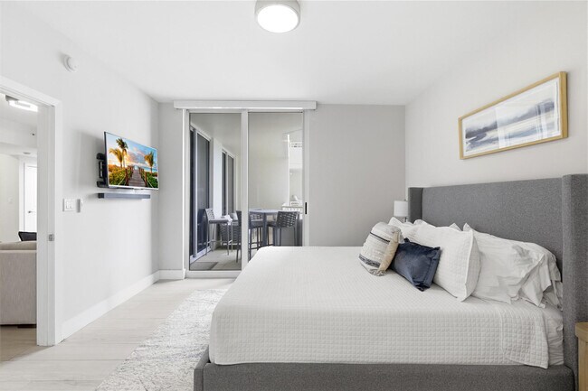 Building Photo - 511 SE 5 Ave