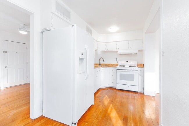 Building Photo - Adorable home on over-sized lot!