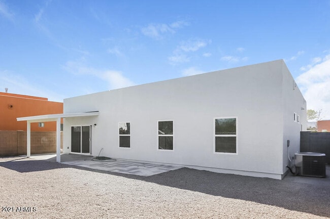 Building Photo - 1530 W Grove St