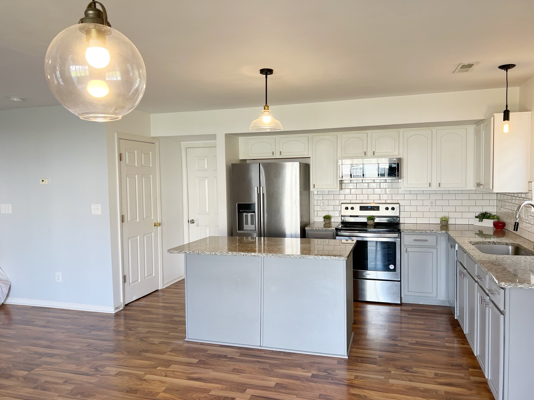 Building Photo - 2282 Middle View Dr