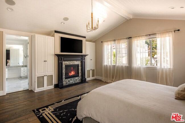 Building Photo - 12142 Hollyglen Pl