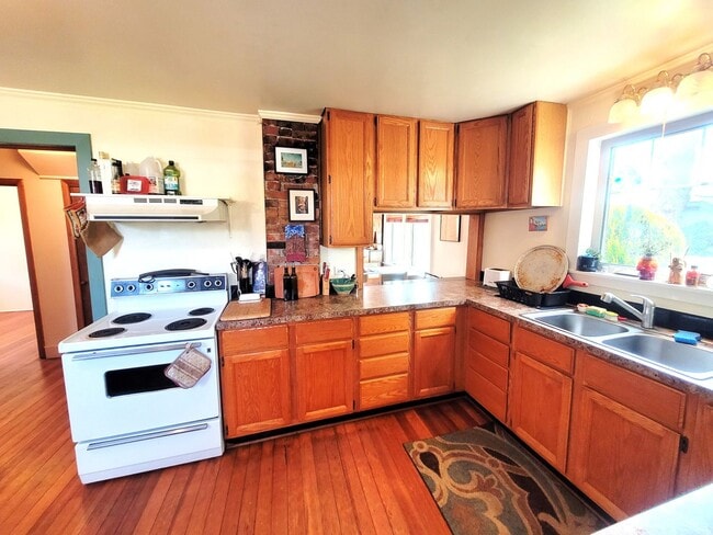 Building Photo - Charming Three Bedroom Home with Large Fen...