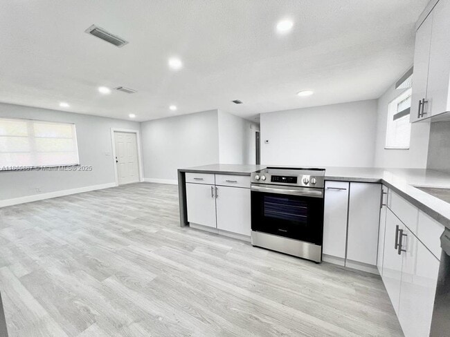 Building Photo - 427 N 24th Ave