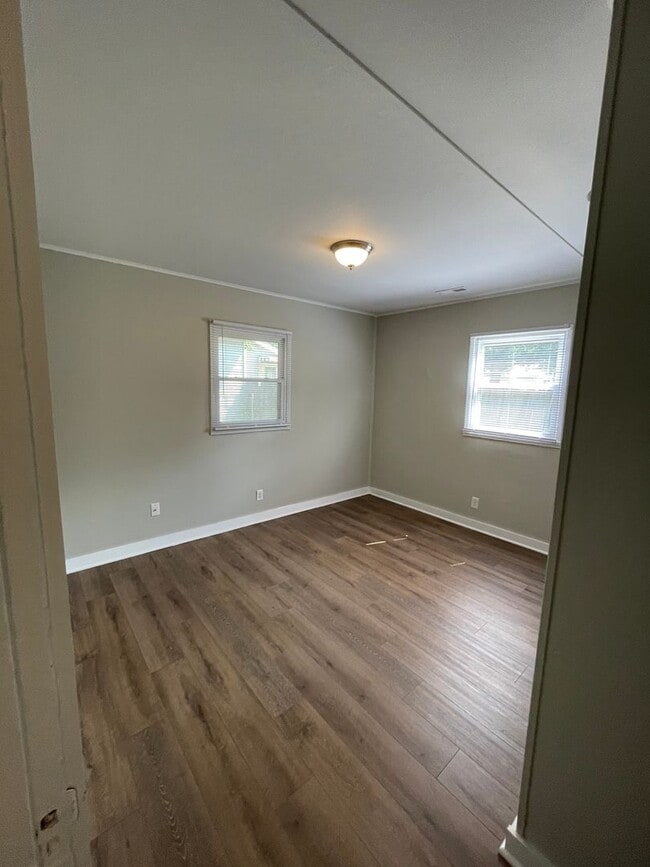 Building Photo - 3 Bedroom Home with Backyard and Garage!