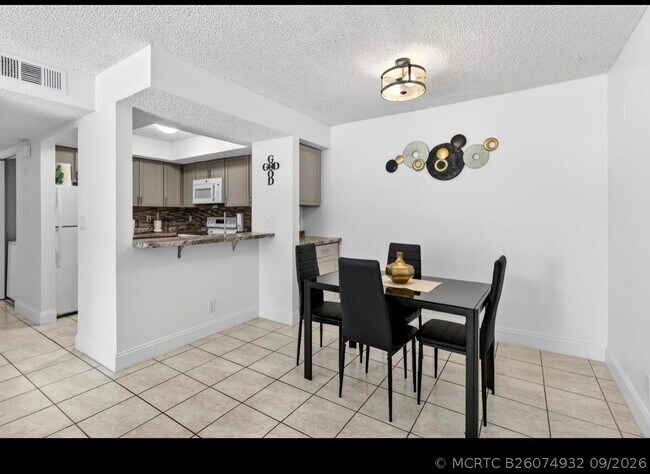 Building Photo - 1548 SE Royal Green Cir