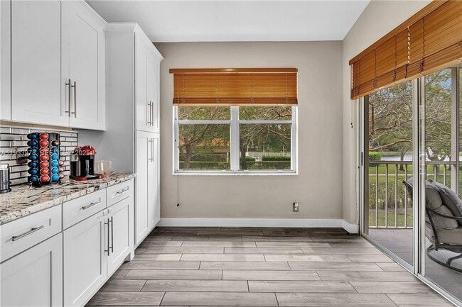 Building Photo - 8520 Vía Romana