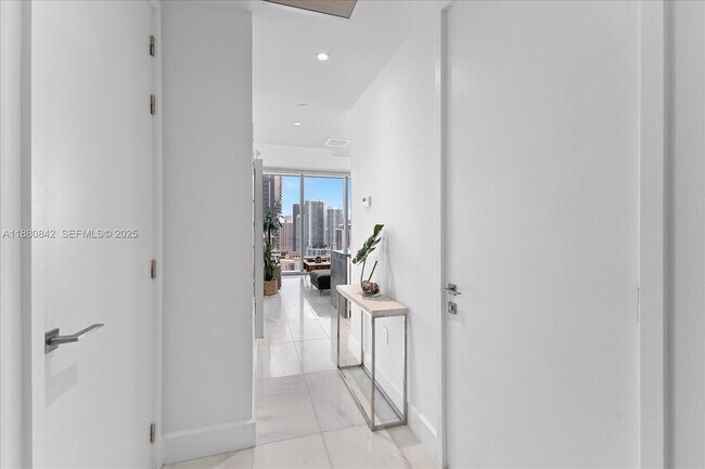 Building Photo - 700 NE 26th Terrace