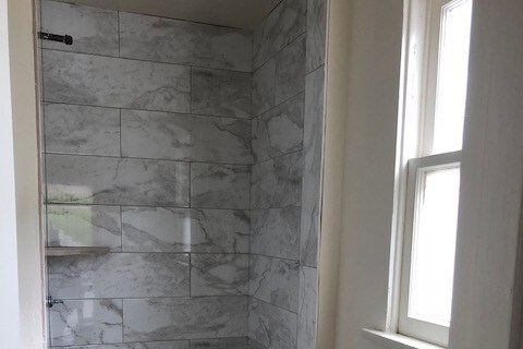 Shower - 916 N Screenland Dr