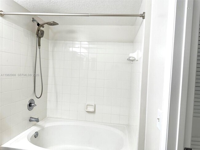 Building Photo - 1020 Villa Cir