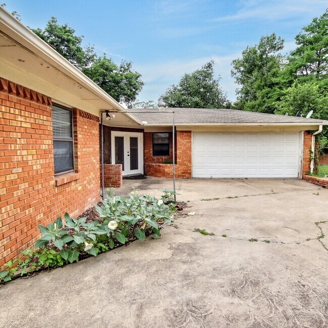 Building Photo - 708 James Dr
