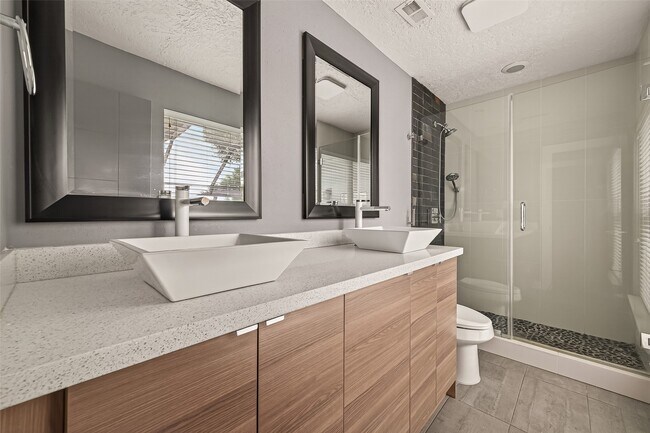 Building Photo - 2130 Round Lake Dr