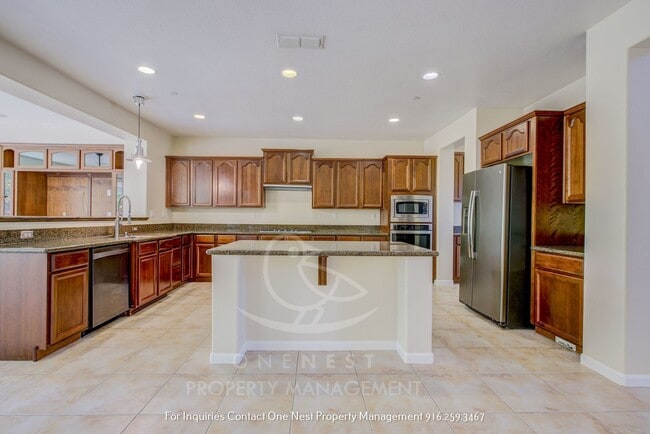 Building Photo - Huge home, Lincoln Crossing - walking dist...