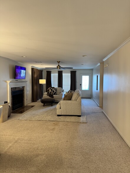 Building Photo - 529 Versailles Blvd