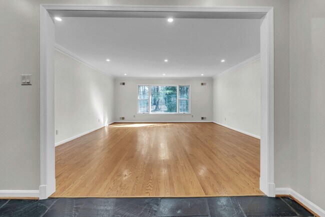 Building Photo - 8616 Chateau Dr