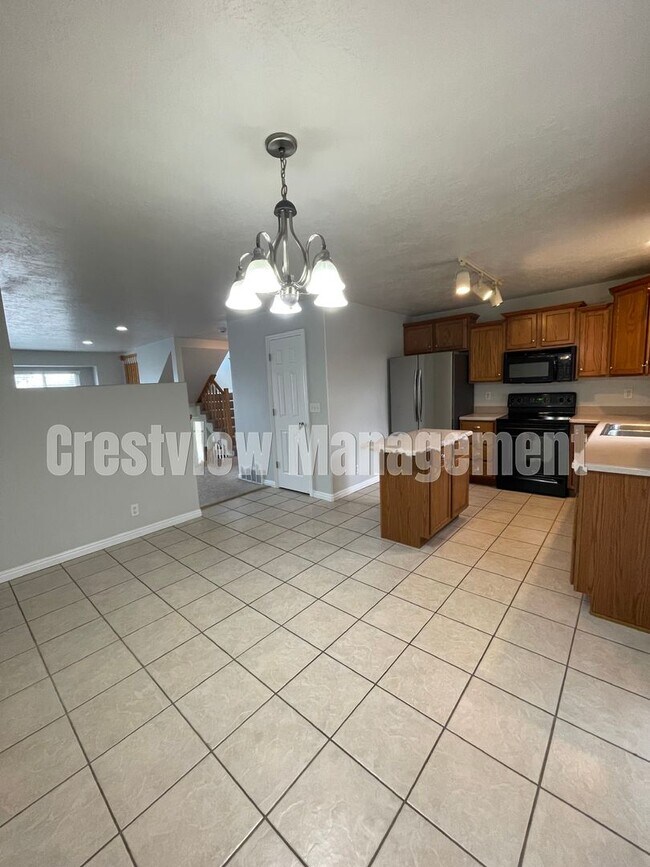 Building Photo - Charming 3-Bedroom Townhome with Garage in Sandy