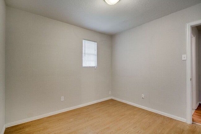 Building Photo - No Application Fees* $500 off 1st months r...