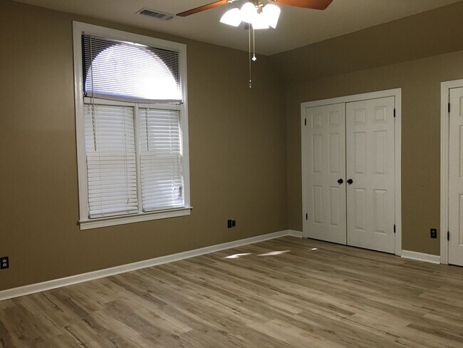 Building Photo - Midtown 2 story condo in Belleair Woods. Over 1200 sq ft of living space! Fenced in back yard! Pe...