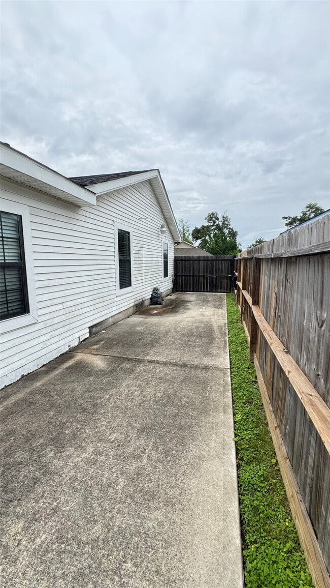 Building Photo - 221 Hyta St