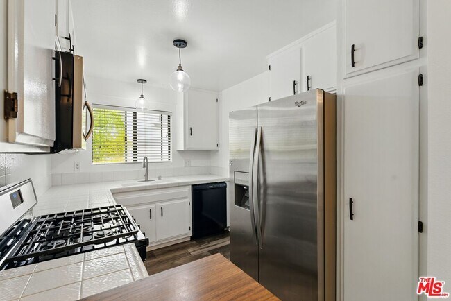 Building Photo - 1640 S Bentley Ave