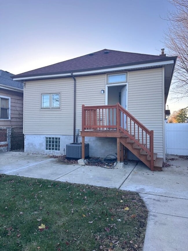 Building Photo - Clearing single family for rent