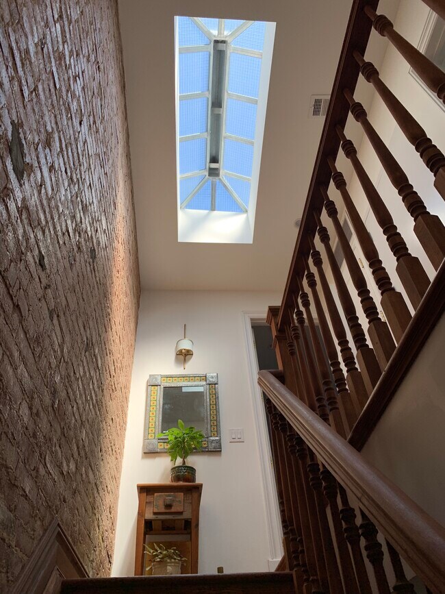 Building Photo - 559 Monroe St