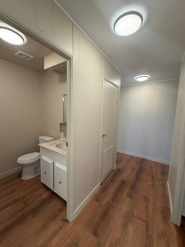 Building Photo - 3 Bedroom, 2.5 Bath - Three Bay garage