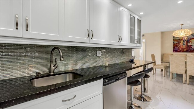 Building Photo - 3140 S Ocean Dr