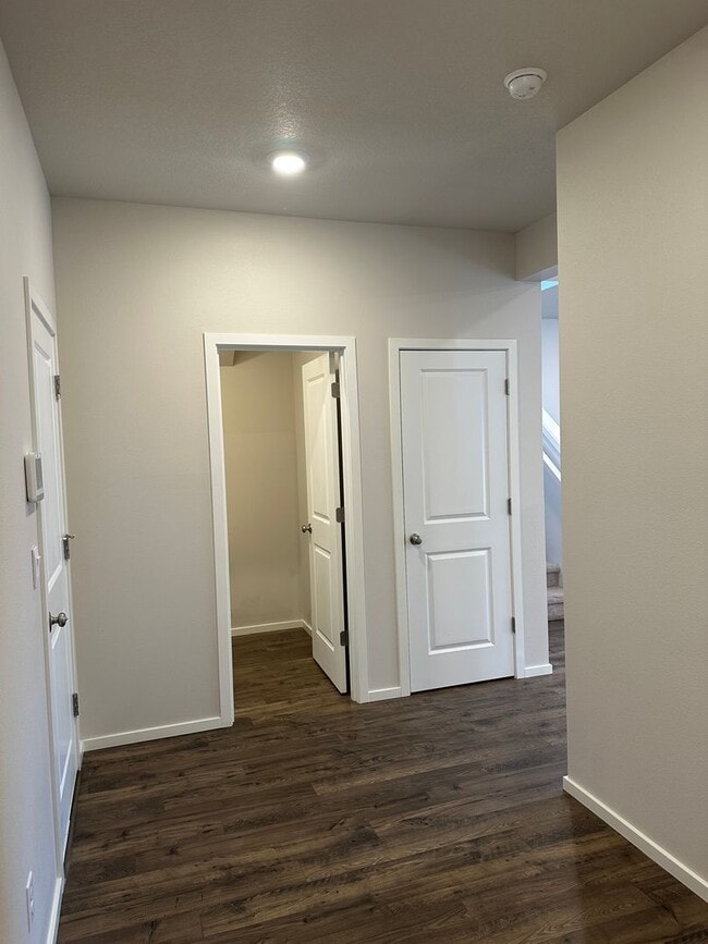 Building Photo - Newer 4 bedroom 2.5 bathroom house!